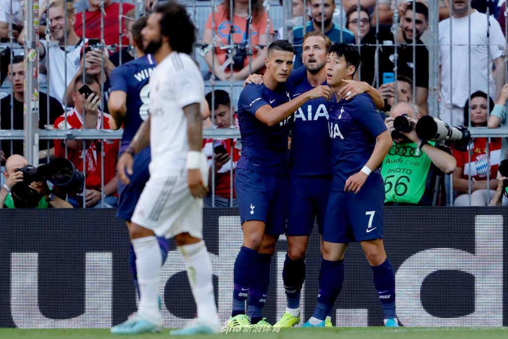 边路突破速度助球队攻入制胜球 边路突破速度助球队攻入制胜球