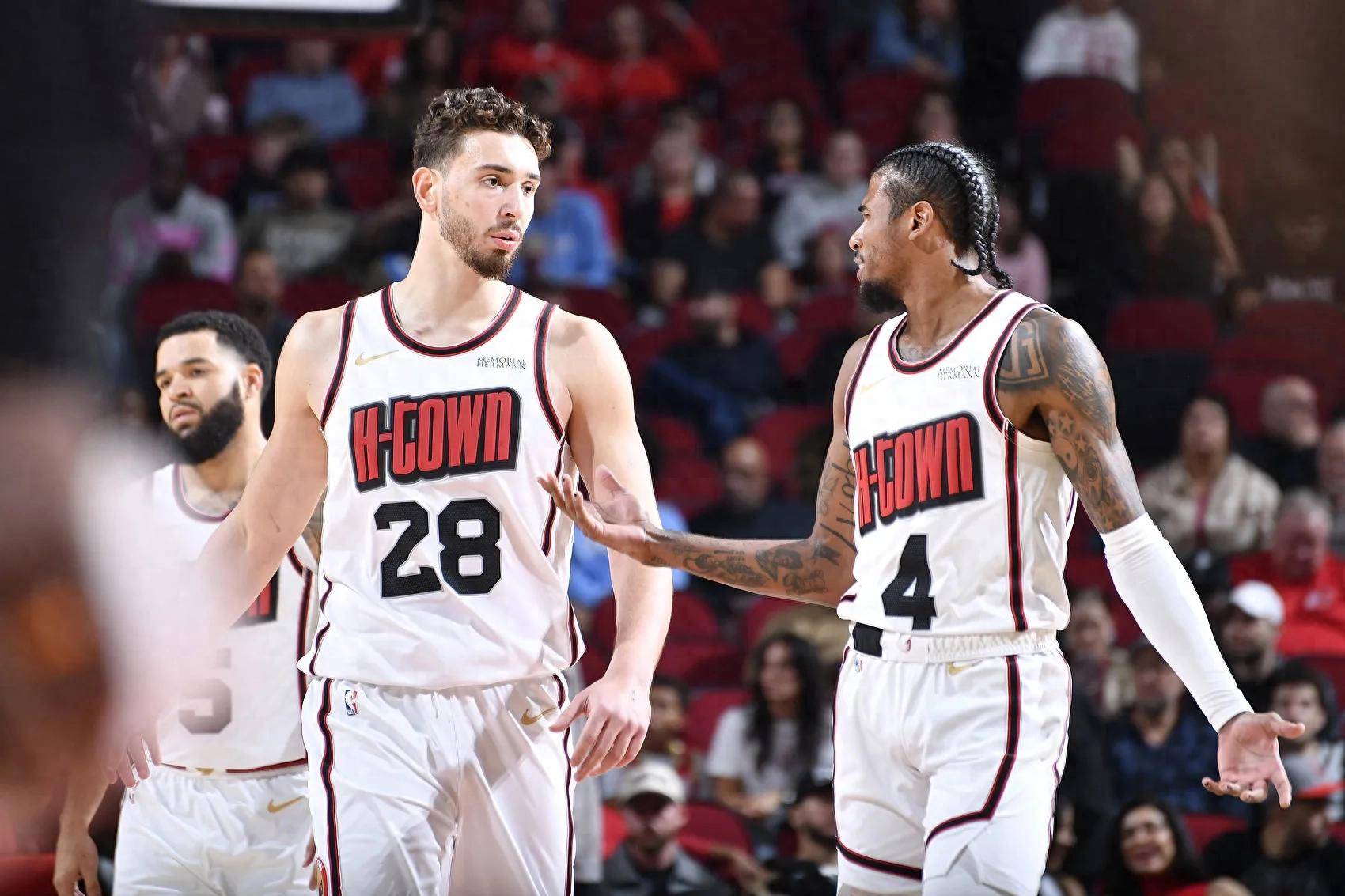 火箭胜马刺，西部前八争夺激烈