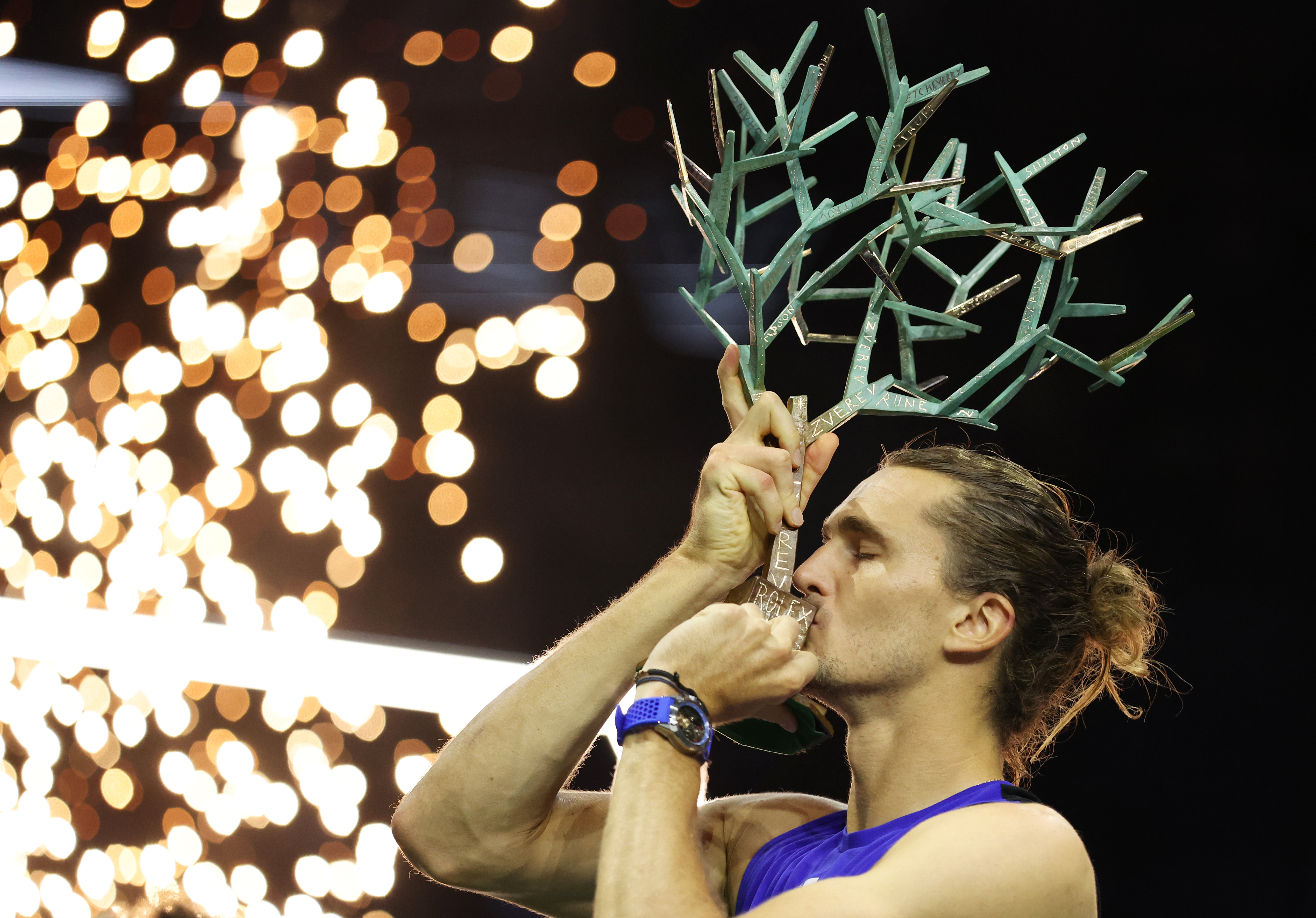 包含美国网球队横扫西班牙网球队，兹维列夫关键制胜的词条